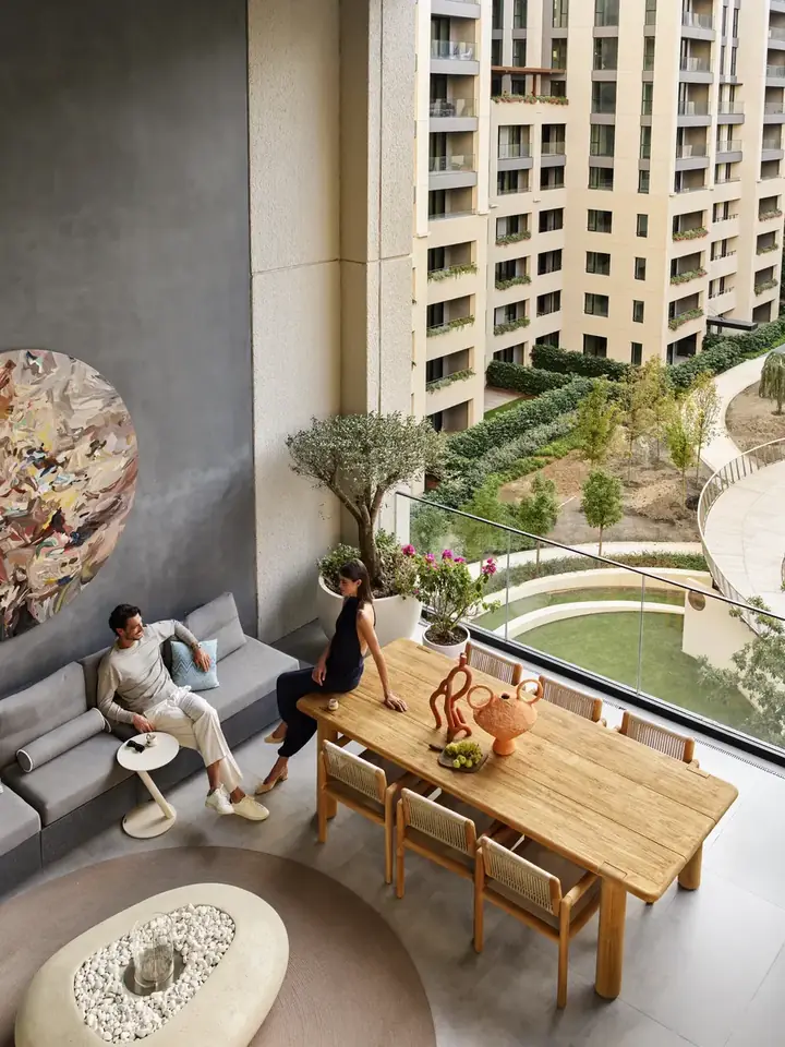 Benesta Benleo Park — Park manzaralı terasta ahşap yemek masası ve oturma grubu